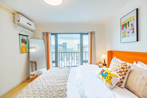 Un dormitorio con una cama grande y una ventana grande. en SkyInn-Europark, en Shenzhen