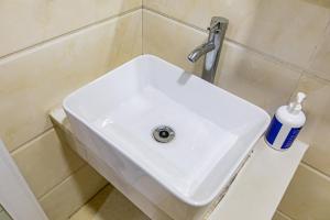 lavabo blanco en el baño con grifo en SkyInn-Europark, en Shenzhen 24 fotos más