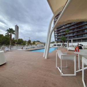 Bazén v ubytování Sunset Waves excellent apartment Benidorm nebo v jeho okolí