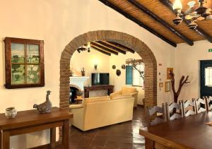 ein Wohnzimmer mit einem Sofa und einem Kamin in der Unterkunft Agro-Turismo Monte da Galega in Mina de São Domingos