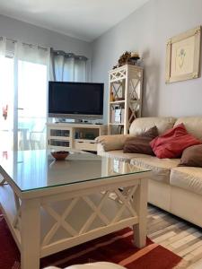 TV a/nebo společenská místnost v ubytování Apartamento Primera Línea de Playa Calahonda Mijas