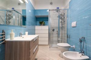 un bagno con wc, lavandino e doccia di Casa Vacanze Elvè a Paestum Altre 43 foto