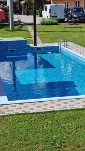 una piscina de agua azul en un patio en Green Villas Tjentiste, en Tjentište