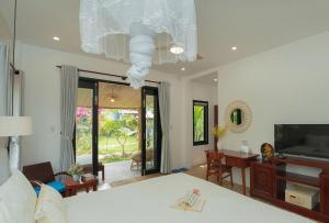 TV a/nebo společenská místnost v ubytování An Bang Garden Pool Villa