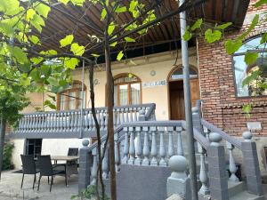 Rõdu või terrass majutusasutuses Shota's Guest House