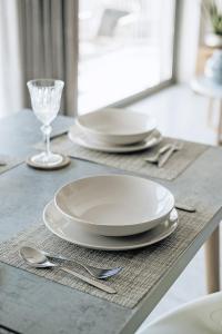 Billede fra billedgalleriet på Luxury Beachfront Apartment in Kalamata Modern, Spacious & Sea View Balcony i Kalamata