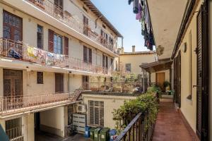 un callejón entre dos edificios con balcones en Antiche Stalle IV, en Bérgamo