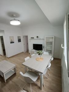 Televízia a/alebo spoločenská miestnosť v ubytovaní Piso Avenida junto a la Playa