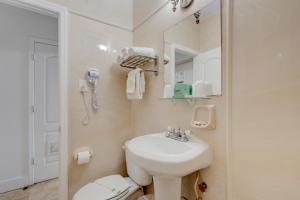 uma casa de banho com um lavatório, um WC e um espelho. em James Hotel em Miami Beach