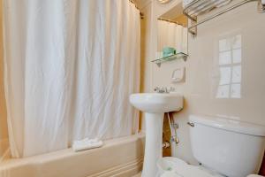 Ein Badezimmer in der Unterkunft James Hotel