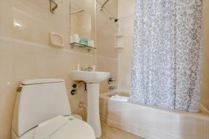 Ein Badezimmer in der Unterkunft James Hotel