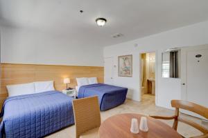 Ein Bett oder Betten in einem Zimmer der Unterkunft James Hotel