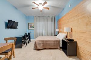 Ein Bett oder Betten in einem Zimmer der Unterkunft James Hotel