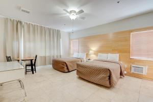 ein Hotelzimmer mit zwei Betten und einem Tisch in der Unterkunft James Hotel in Miami Beach