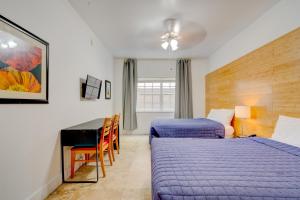 Ein Bett oder Betten in einem Zimmer der Unterkunft James Hotel