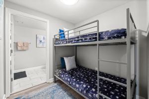 Voodi või voodid majutusasutuse Modern Beachfront Condo on the Beach Sleeps 6! by Dolce Vita Getaways PCB toas +39 fotot