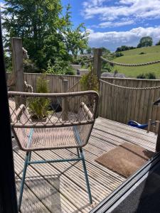 Escape Pod in Devon, 5 mins from beach + parking的阳台或露台