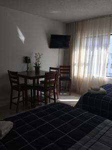 Una televisión o centro de entretenimiento en Ocean Front Resort Studio