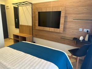 Ένα ή περισσότερα κρεβάτια σε δωμάτιο στο Hotelinn Oniru