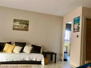 イエールにあるGrand studio à Hyères entre mer et villeの部屋にベッドがある寝室