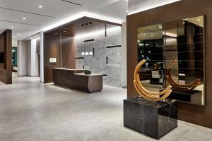 un vestíbulo con una sala de cata de vinos con sillas de madera en AC Hotel by Marriott Sacramento en Sacramento