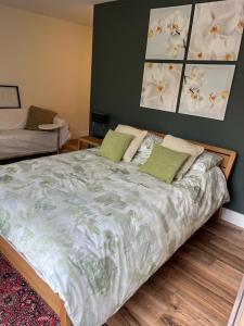 Postel nebo postele na pokoji v ubytování Studio apartment near Shannon Airport