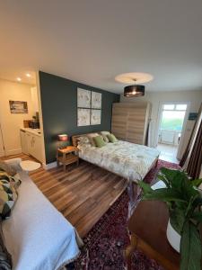 Postel nebo postele na pokoji v ubytování Studio apartment near Shannon Airport