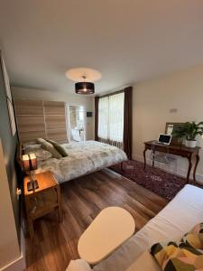 Postel nebo postele na pokoji v ubytování Studio apartment near Shannon Airport