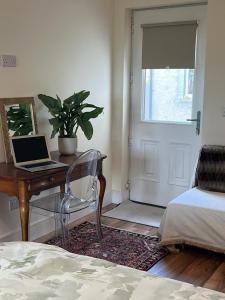 Postel nebo postele na pokoji v ubytování Studio apartment near Shannon Airport