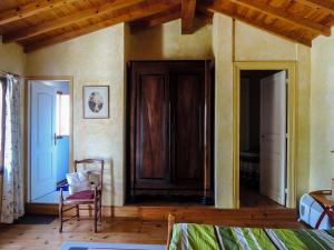 a room with a wooden door and a chair in it at Barbonvielle Astaffort in Astaffort