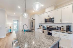 Una cocina o cocineta en Topsail Serenity