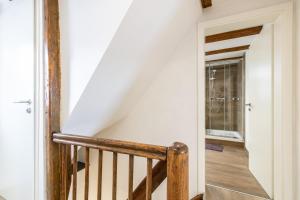 a staircase in a house with a white wall at Große Wohnung zu mieten im schönen Sulzheim Wörrstadt in Sulzheim +41 photos