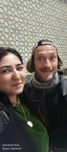 un hombre y una mujer posando para una foto en Hotel Guest House GOLDEN DEGREZ en Bukhara
