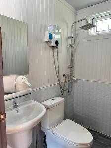 a bathroom with a toilet and a sink and a shower at Sky River Resort Betong สกาย ริเวอร์ รีสอร์ท เบตง in Ban Ai Yoe Boe Chang