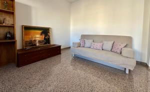 ein Wohnzimmer mit Sofa und Fernseher in der Unterkunft Dimora Sammartino in Alliste