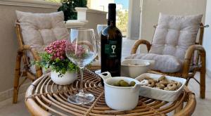 einen Tisch mit einer Flasche Wein und einem Glas Wein in der Unterkunft Dimora Sammartino in Alliste