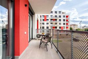 a balcony with a table and chairs and a building at Sika Splendor Apartment - cazare premium Arad - self check-in in Arad