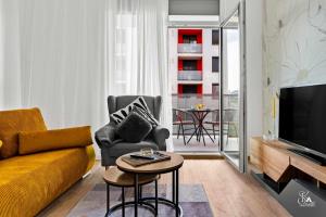 a living room with a couch and a tv and a table at Sika Splendor Apartment - cazare premium Arad - self check-in in Arad