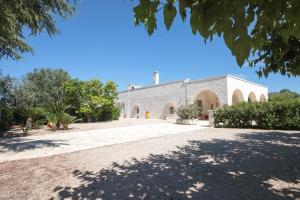 an external view of a stone building with a driveway at Casale d'Alessio in Santa Lucia