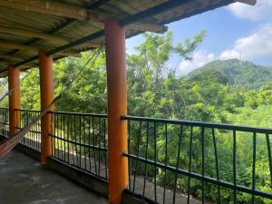 un balcón con vista a las montañas en Hostal Luz de Luna, en Palomino