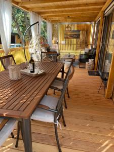 een houten tafel en stoelen op een terras bij mobile home MIRNA in Biograd na Moru