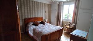 a bedroom with a bed and a window at Maison de ville avec jardin in Thuir