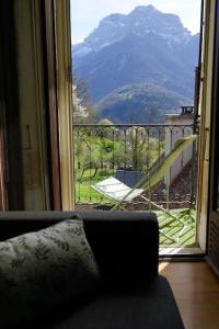 Camera con finestra affacciata sulle montagne di Le Cocon Asprion a Aspres-lès-Corps