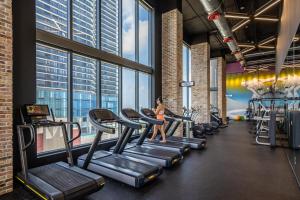 Fitness centrum a/nebo fitness zařízení v ubytování Amazing location in the heart of Miami