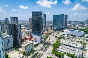Nespecifikovaný výhled na destinaci Miami nebo výhled na město při pohledu z apartmánu