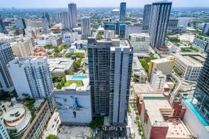 Nespecifikovaný výhled na destinaci Miami nebo výhled na město při pohledu z apartmánu