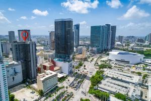 Nespecifikovaný výhled na destinaci Miami nebo výhled na město při pohledu z apartmánu