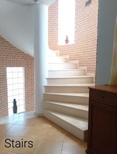 a staircase in a room with a brick wall at Leos Villa in Tragjas