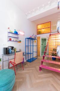 Η κουζίνα ή μικρή κουζίνα στο RetroPop Design Apartment , Designerzimmer für je 2 Personen, Top Lage, WIFI