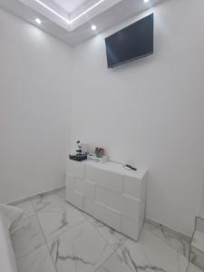 Televiisor ja/või meelelahutuskeskus majutusasutuses Serenity Suite
